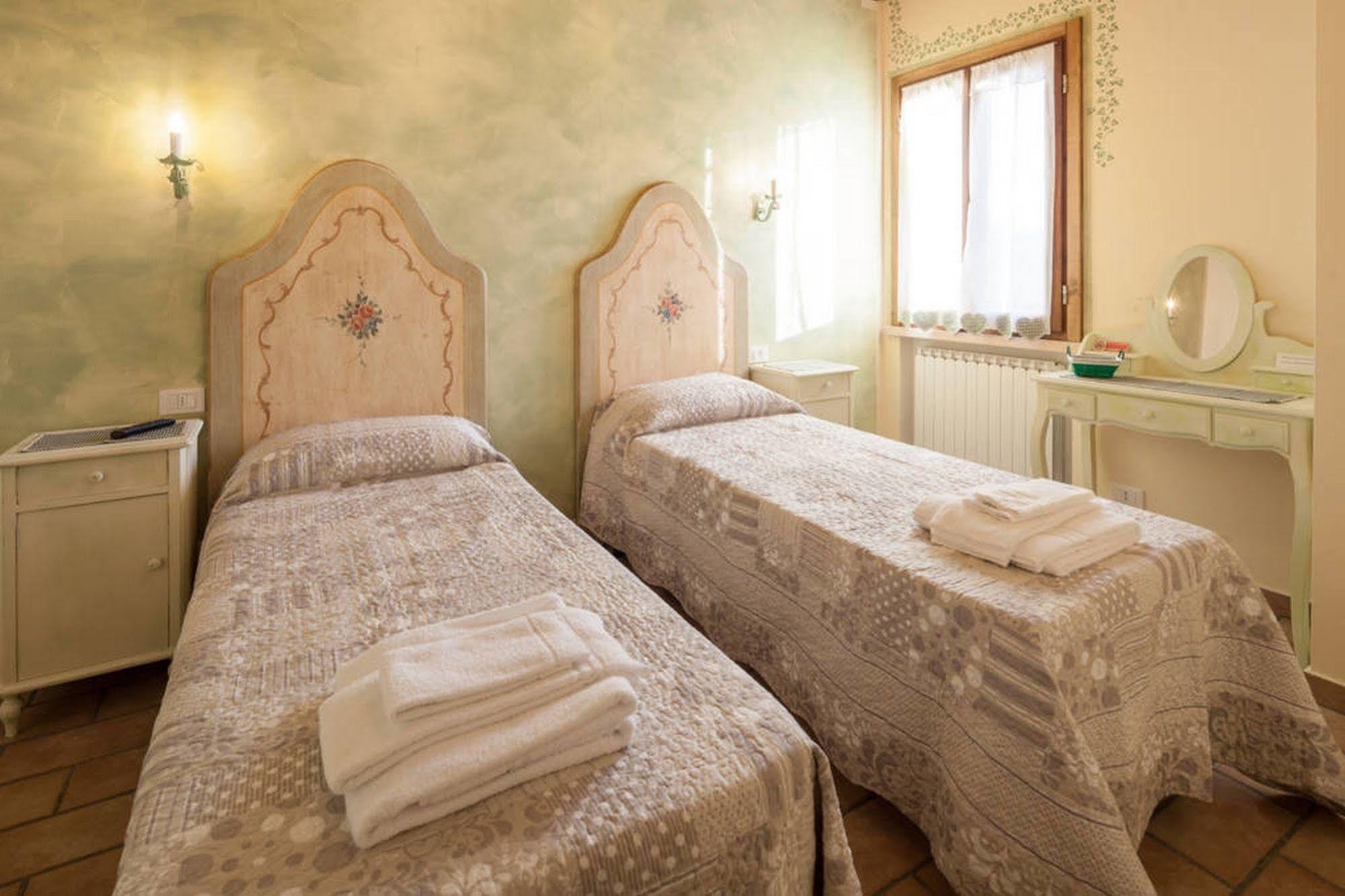 La Casa Delle Rondini Bed & Breakfast Roncoferraro Exterior photo