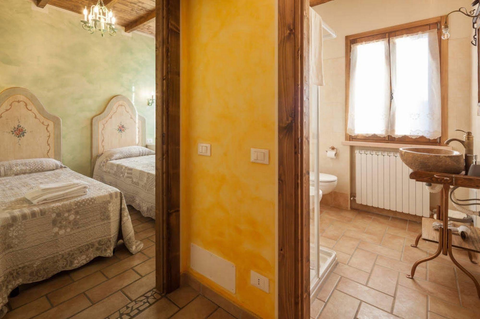 La Casa Delle Rondini Bed & Breakfast Roncoferraro Exterior photo