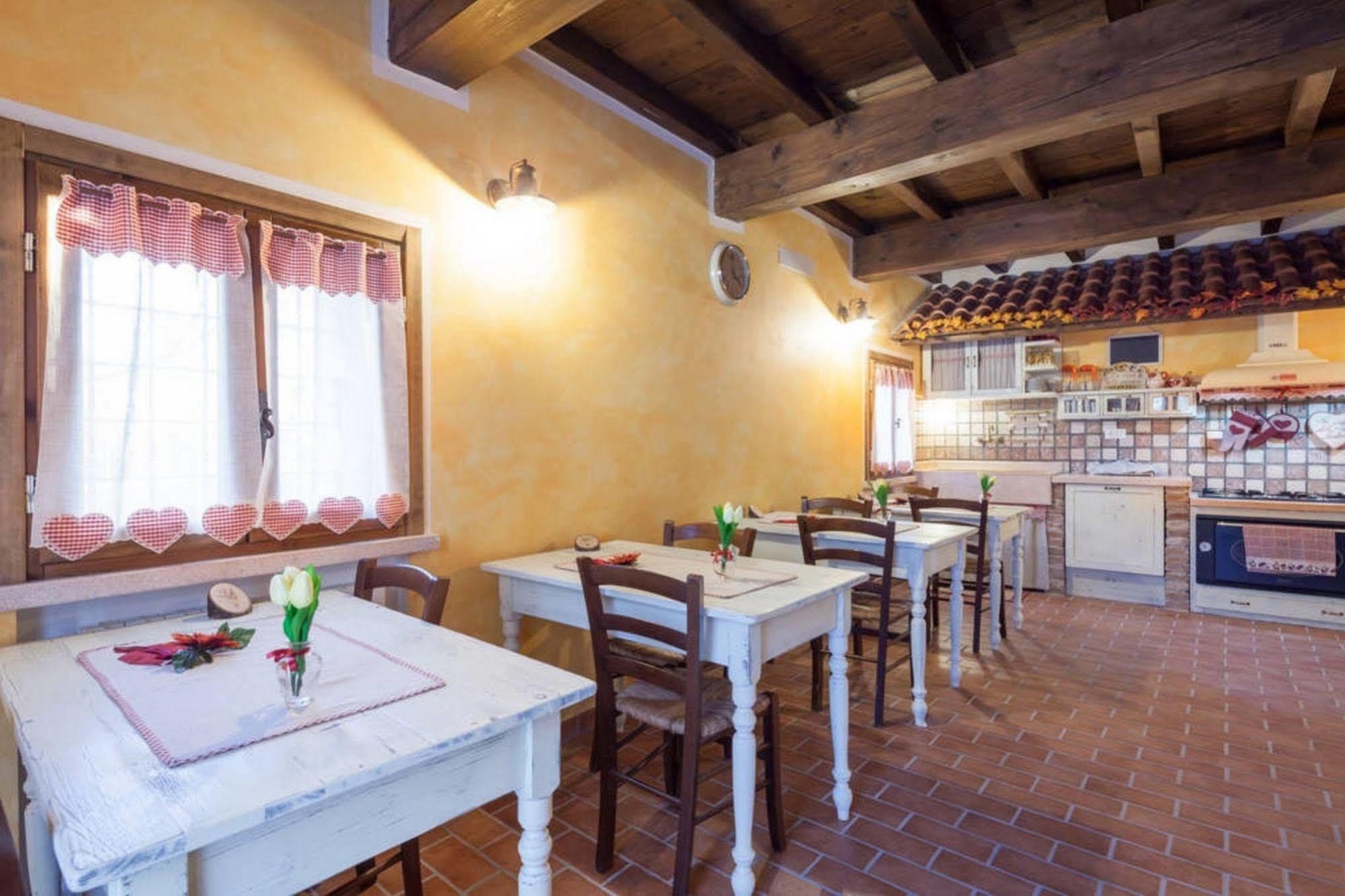 La Casa Delle Rondini Bed & Breakfast Roncoferraro Exterior photo