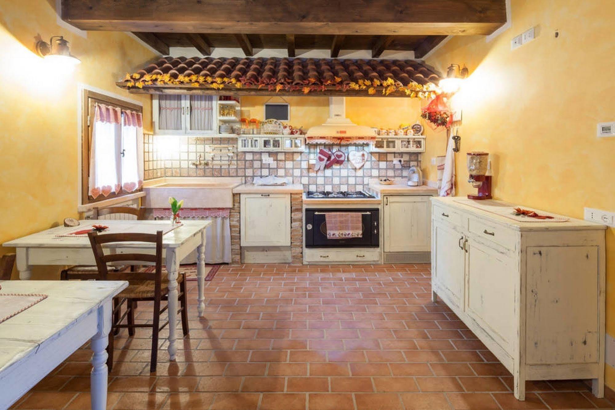 La Casa Delle Rondini Bed & Breakfast Roncoferraro Exterior photo